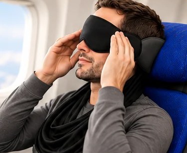 Homem ajustando a máscara 3D presa à faixa do encosto